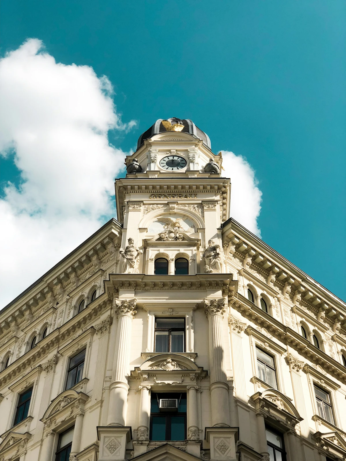 Historic architecture in Vienna under a blue sky – an illustrative image for the Vienna chapter