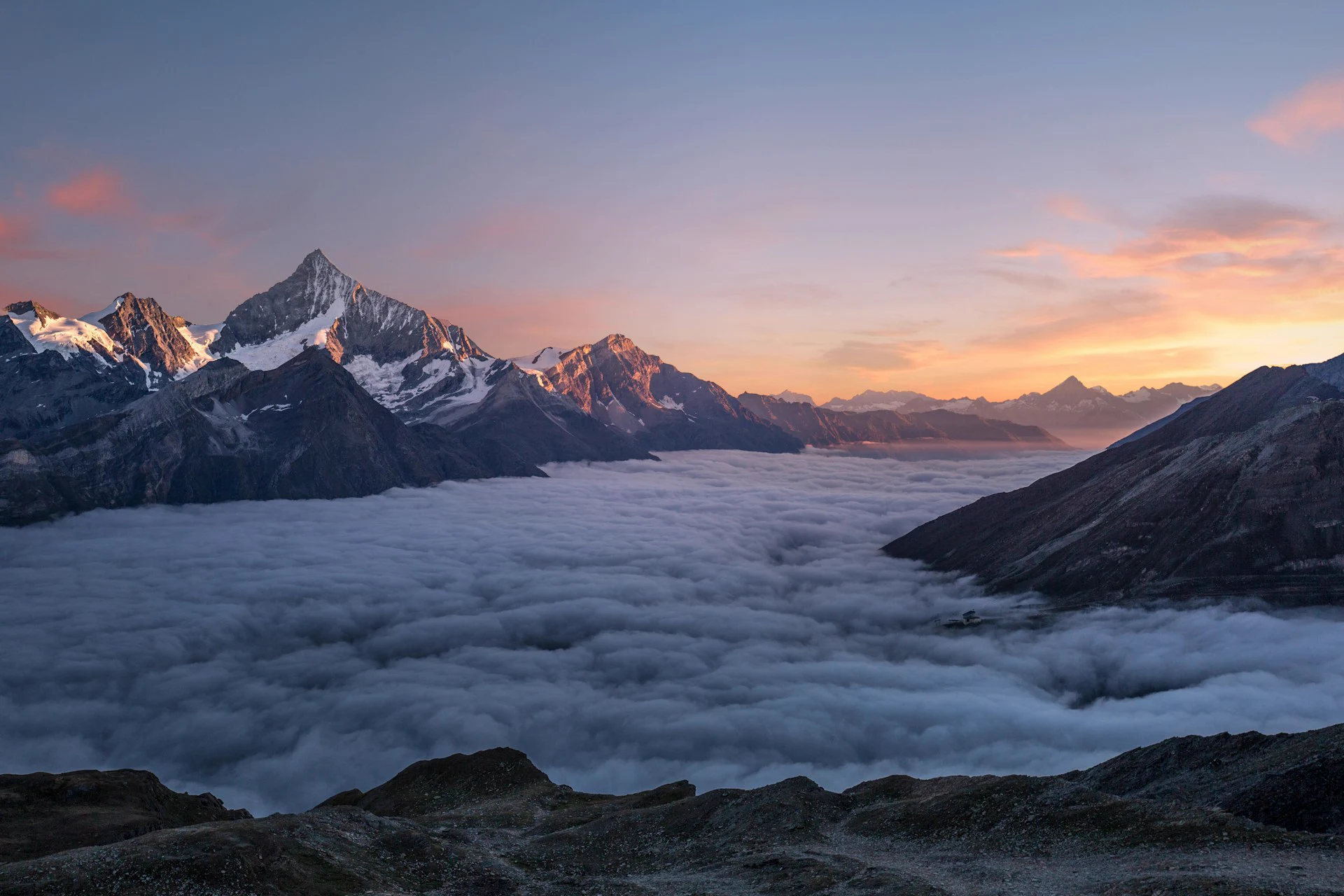 Symbolisches Bergpanorama im warmen Morgenlicht